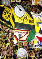 BVB Fans mit Meisterschalen
