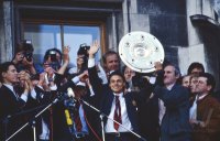 Fussball Thon (FC Bayern) mit Meisterschale.