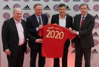 Fussball 1. Bundesliga : Praesident Uli Hoeness, Vorstandsvorsitzender Karl - Heinz Rummenigge, Vorstandsvorsitzender adidas AG Herbert Hainer, Vorstand Karl Hopfner (v. li., FC Bayern Muenchen)