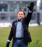 2. Fussball Bundesliga : Trainer Ewald Lienen winkt  (1860 Muenchen)