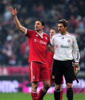 Fussball 1. Bundesliga : Mark van Bommel mit Torwart Hans Joerg Butt (v. li., FCB)