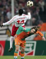 Fussball 1. Bundesliga: Koeln - Bremen, Zweikampf