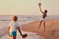 Fussball 1. Bundesliga Saison 1974/1975: Beckenbauer spielt Softball am Strand.