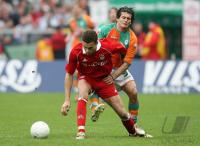 Fussball 1. Bundesliga: Bremen - Bayern, Zweikampf