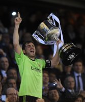 FUSSBALL International COPA DEL REY 13/14:  JUBEL Torwart Iker Casillas (Real Madrid) mit Pokal