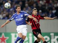 Fussball UCL: Schalke - Mailand, Zweikampf