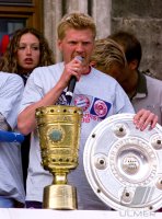 Fussball: Stefan Effenberg jubelt mit der Meisterschale