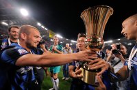 FUSSBALL SERIE A:  JUBEL mit POKAL Wesley Sneijder, Yuto Nagatomo (v. li., Inter Mailand)