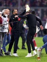 Fussball 1. Bundesliga Saison 21/22: JUBEL FC Bayern Muenchen feiert die 32. Meisterschaft