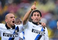 FUSSBALL SERIE A:  Jubel mit Esteban Cambiasso und Diego Milito   (v. li. Inter Mailand)