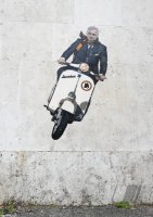 FUSSBALL Serie A 21/22: Neuer AS Rom Trainer Jose Mourinho auf einer Vespa an einer Hauswand