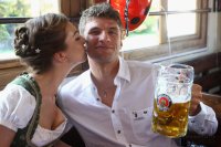 FUSSBALL 1. BUNDESLIGA: Thomas Mueller mit Frau Lisa (FC Bayern Muenchen)