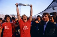 Fussball Matthaeus, Rummenigge, Dremmler mit Meisterschale.