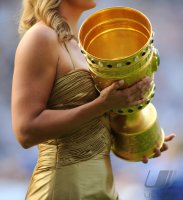 Fussball: DFB Pokal Finale:  Franziska van Almsick mit dem DFB POKAL