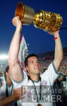 Fussball DFB-POKAL: BAYERN - LAUTERN, BALLACK mit Pokal