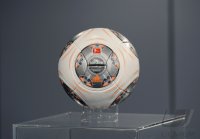 Fussball 1. Bundesliga  Saison  2013/2014:  Praesentation Adidas Ball Torfabrik 4