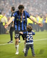 Fussball Champions League Finale: JUBEL Diego Milito mit seinem Sohn, Kind  Leandro (Inter)