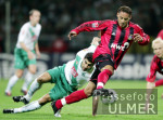 Fussball DFB-Pokal: Bremen - Leverkusen, Zweikampf