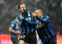 FUSSBALL SERIE A: ( v. li.) JUBEL Pazzini Giampaolo mit Kharja Houssine (Inter)