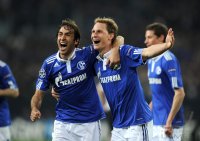 Fussball CHL  Saison 2010/2011: Jubel nach dem Tor zum 2:1, Raul, Benedikt Hoewedes (v. li., FC Schalke 04)