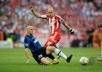 Fussball Champions League Finale: Ivica Olic (re, FCB) gegen Diego Milito  (li, Inter)