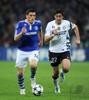 Fussball CHL  Saison 2010/2011: Kyriakos Papadopoulos (li, FC Schalke 04) gegen Diego Milito (re, Inter Mailand)