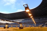 Fussball 1. Bundesliga : Waermelampen in der Allianz Arena zur Bestrahlung des Rasens