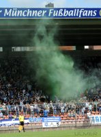 U19 Fussball Bundesliga : Fankuve des TSV 1860 Muenchen mit einer Rauchbombe