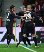 Fussball 1. Bundesliga : (v. li.) Leverkusen JUBEL nach dem Elfmeter Tor zum 1:1, Tranquillo Barnetta, Eren Derdiyok, Arturo Vidal