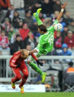 Fussball 1. Bundesliga, Saison 2011/2012: Arjen Robben (li, FC Bayern Muenchen) gegen Mario Mandzukic (VfL Wolfsburg)
