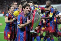 Fussball Champions League Finale 2011: Lionel Messi (Barca) jubelt mit dem POKAL