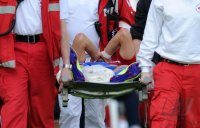 FUSSBALL, DFB Pokal 1. Hauptrunde:  Marcel Avdic (Unterhaching) wird verletzt vom Platz getragen