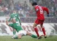 Fussball 1. Bundesliga: Wolfsburg - Bayern, Zweikampf