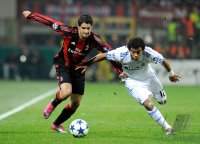 Fussball Champions League  Saison 2010/2011: Pato (li, AC Mailand)  gegen MARCELO VIEIRA (re, Real Madrid)