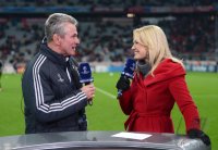Fussball CHL&Atilde; Saison 12/13:   Trainer Jupp Heynckes (li, FC Bayern Muenchen) mit TV Moderatorin Jessica Kastrop