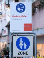 Corona-Krise: Hinweisschild zur Maskenpflicht in der Tuebinger Fussgaengerzone