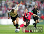 Fussball Liga Pokal: Muenchen - Leverkusen, Zweikampf