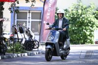 Oberbuergermeister Boris Palmer (Parteilos) bei einer Probefahrten mit einem E-Roller