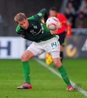 Fussball: 1. Bundesliga Saison 2010/2011: Bremen, HUNT am Ball