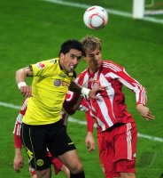 Fussball 1. Bundesliga : Lucas Barrios (li, Borussia Dortmund) gegen Holger Badstuber (re, FC Bayern Muenchen)