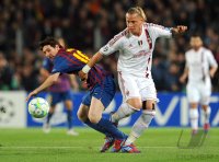 FUSSBALL INTERNATIONAL  CHL Viertelfinale 11/12: Lionel Messi (li,Barca)  gegen Philippe Mexes (AC Mailand)