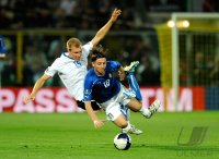 Fussball International EM 2012-Qualifikation: Ragnar Klavan (li, Estland) gegen Riccardo Montolivo (re, Italien)