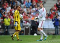 Fussball 1. Bundesliga Saison   2011/2012 : Torwart Rouven Sattelmeier , Torwart Manuel Neuer (v. li., FC Bayern Muenchen)