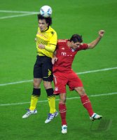 Fussball 1. Bundesliga, Saison 2011/2012: Mats Hummels (li, Borussia Dortmund) gegen Mario Gomez (FC Bayern Muenchen)