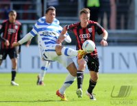 Fussball 2. Bundesliga:  Tanju Oeztuerk (li, MSV Duisburg) gegen Manuel Schaeffler (FC Ingolstadt )