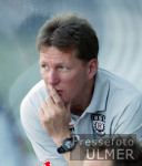 FUSSBALL  Spielszene SSV Reutlingen  -  Karlsruher SC SSV Trainer Frank Wormuth ; enttuscht!!