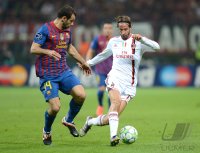 FUSSBALL INTERNATIONAL  CHL Viertelfinale 11/12: Javier Mascherano (li, Barca) gegen Luca Antonini (AC Mailand)