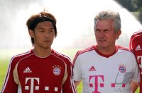 Fussball 1. Bundesliga:  Takashi Usami , Trainer Jupp Heynckes  (v. li., FC Bayern Muenchen)