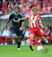 Fussball Supercup: Raul (li, FC Schalke 04) gegen Philipp Lahm (re, FC Bayern Muenchen)