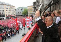 Fussball 1. Bundesliga  Meisterfeier FC Bayern Muenchen 14/15: Arjen Robben mit Schale